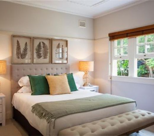 Chic Apartment with Sun Lounge Near Manly Beach
