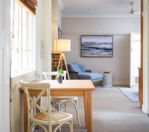 Chic Apartment with Sun Lounge Near Manly Beach