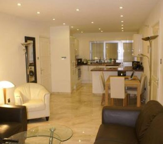 Amathusia beach apartment