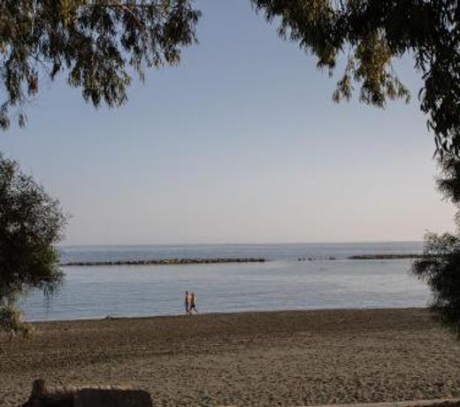 Mayra Seafront Luxury Apartment (BREAKBOOKING-CY)