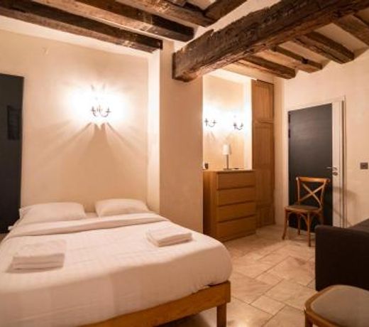 Perfect Stay up to 7 guests right next to Notre Dame