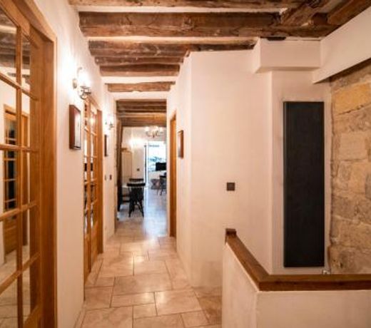 Perfect Stay up to 7 guests right next to Notre Dame