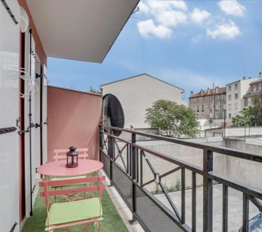 Chic apart with parking near Paris
