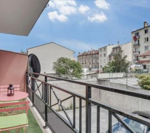 Chic apart with parking near Paris