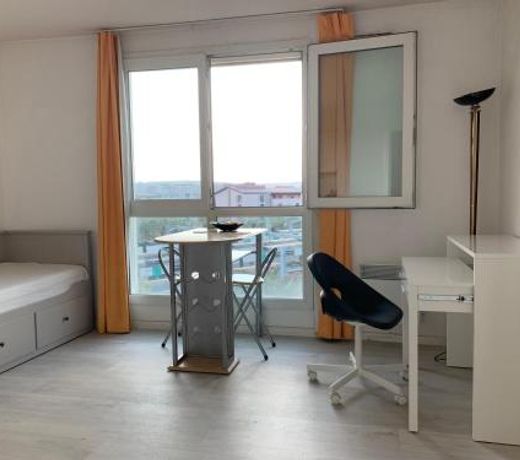 Comfortable Studio gare RER RUEIL 10min La Defense