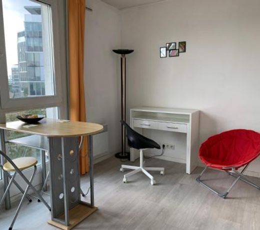 Comfortable Studio gare RER RUEIL 10min La Defense