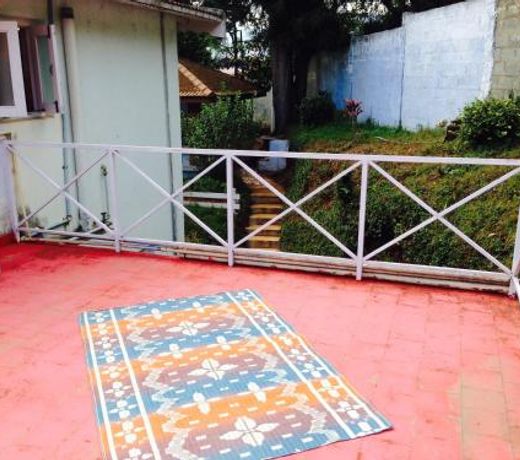 Colonial 4 B/R Home, Great for Families, Coonoor