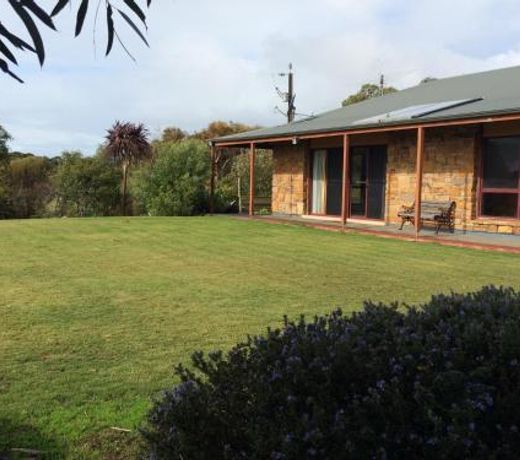 Beeâs Place - 3 bedroom home on 10 acres of land with distant ocean views
