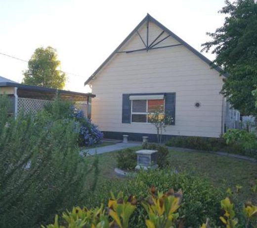 Large 6-Bedroom House with Wifi & Netflix Close to Singleton CBD Hunter Valley