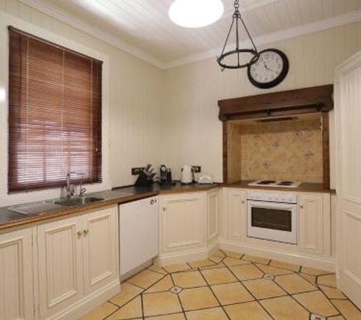 Rawson's Retreat - Five Bedroom Home - Walk CBD - Includes Breakfast