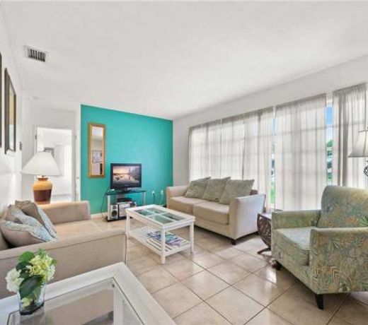 Aurora Seabreeze, Fenced Yard, 3 Bedroom, Heated Pool, Wi-Fi, Sleeps 10