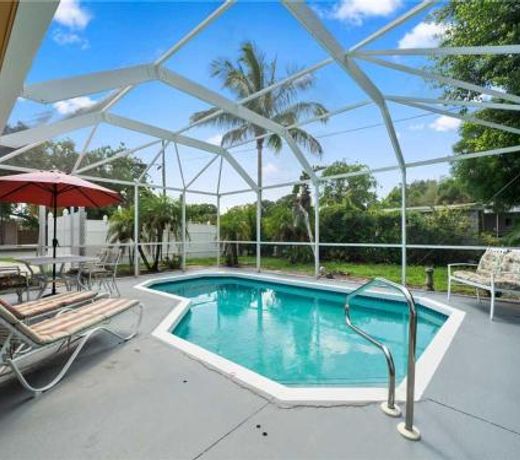 Aurora Seabreeze, Fenced Yard, 3 Bedroom, Heated Pool, Wi-Fi, Sleeps 10