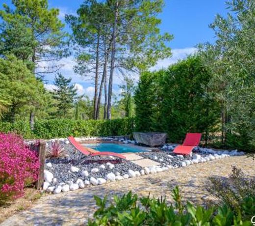 Villa de 2 chambres a Villecroze avec piscine privee et jardin clos