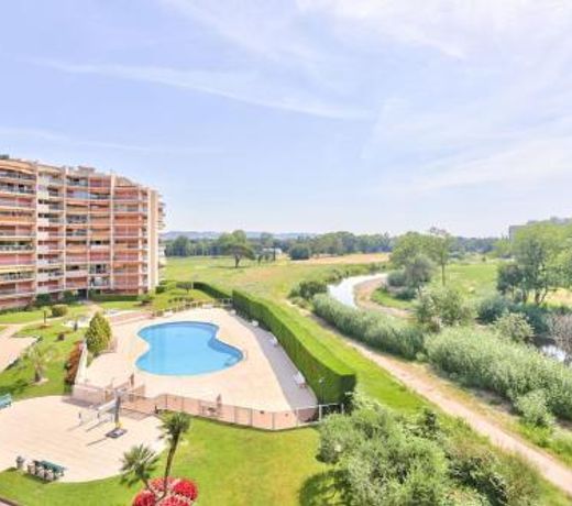 Joli T2 vue piscine - proche Golf