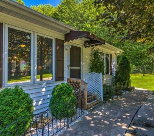 Serene Orchard Park Apartment Large Yard and Patio!