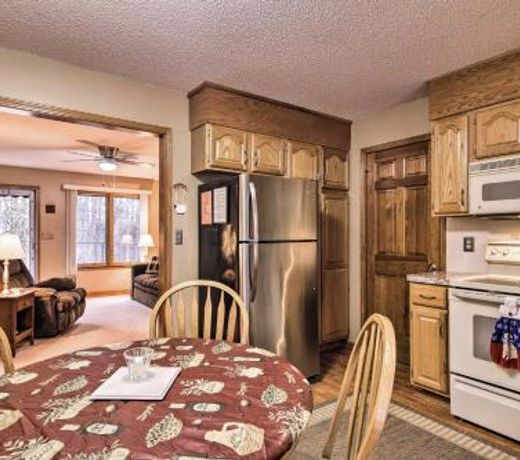 Serene Orchard Park Apartment Large Yard and Patio!