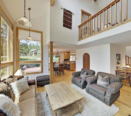 Cozy Haven â Near Tahoe Donner Amenities home