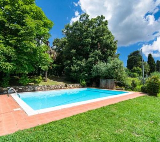 Plush Farmhouse in Bacchereto with Swimming Pool