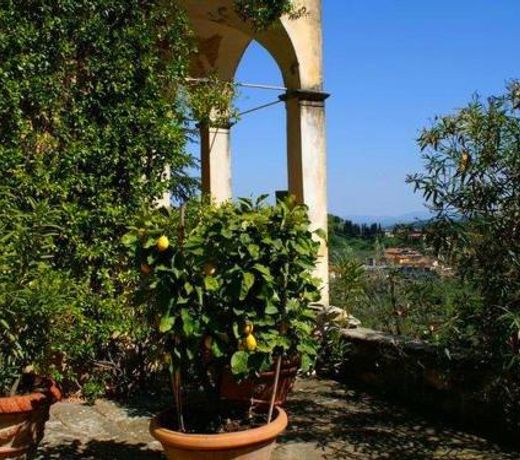 Plush Farmhouse in Bacchereto with Swimming Pool
