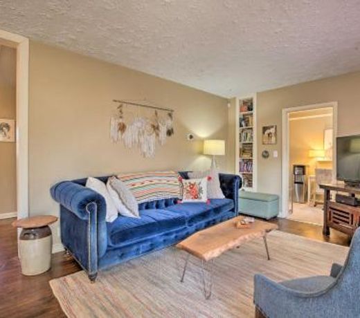 Updated Cottage Outside of ATL with Fire Pit!