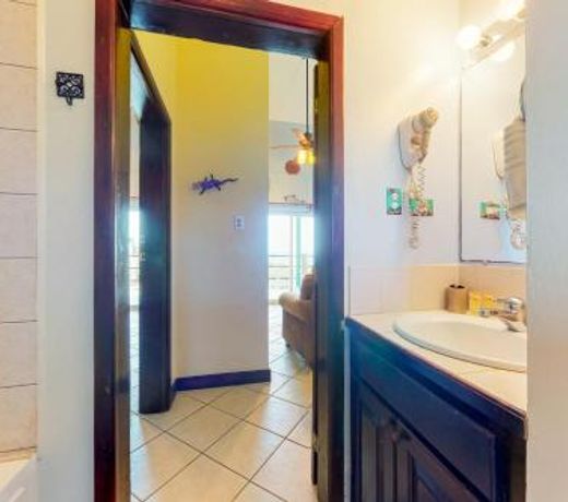 Suite A302 Mara Laguna