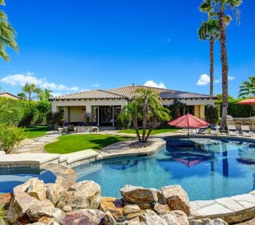 Relaxing 4BR with Pool & Hot Tub - Sleeps 10!