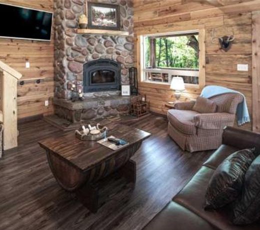 Clearwater Cabin, 3 bedrooms, Hot Tub, Near Town, Sleeps 10