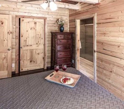 Clearwater Cabin, 3 bedrooms, Hot Tub, Near Town, Sleeps 10