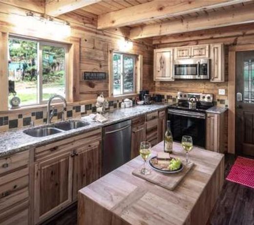Clearwater Cabin, 3 bedrooms, Hot Tub, Near Town, Sleeps 10