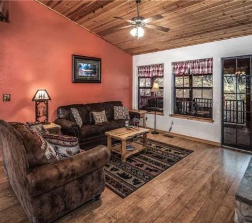 Garey's Deer Haven, 3 Bedrooms, Sleeps 8, Pet Friendly, Gas Fireplace