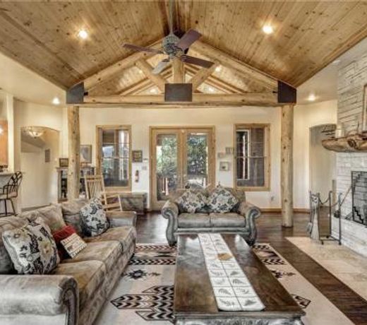 Blue Lake Lodge, 7 Bedrooms, Sleeps 18, Pet Friendly, Hot Tub, Views