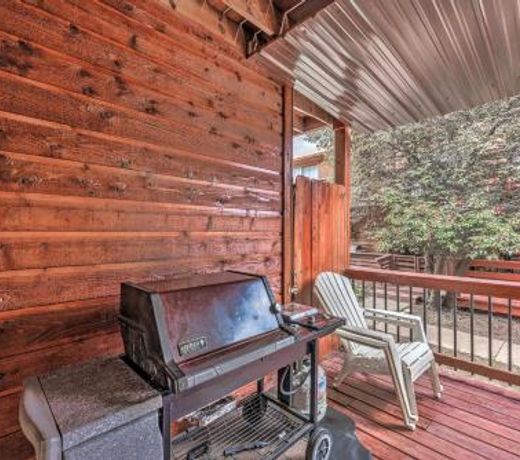 Mountain Lodge with Hot Tub, Walk to Grindstone Lake