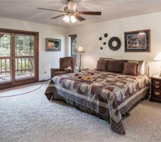 Amy's Little Ponderosa, 3 Bedrooms, WiFi, Decks, Sleeps 6