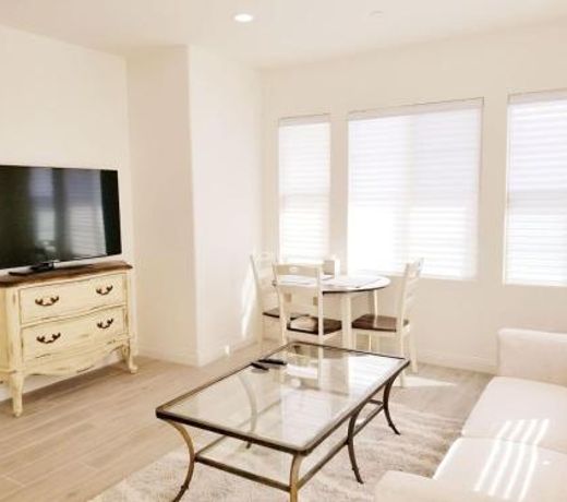 Private suite,own entrance&kitchen