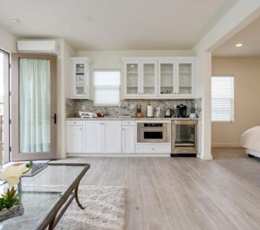 Private suite,own entrance&kitchen