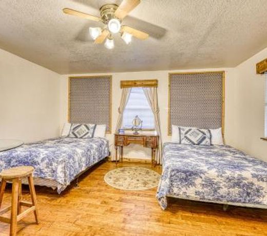 The Almond @ Mendelbaum Winery Guest Cabins