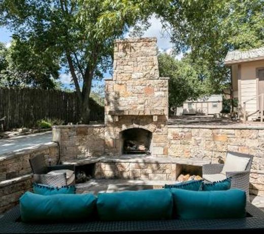 Tuscan Retreat - Hot Tub - Fireplace- Walk to Main