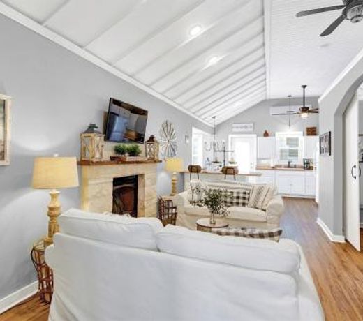 Luxurious Home Near Main with Fire pit and Outdoor Bar