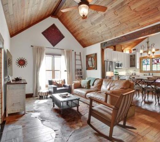 NEW Luxury One Block to Main St with Hot tub and Fire pit