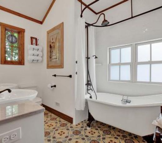 NEW Luxury One Block to Main St with Hot tub and Fire pit