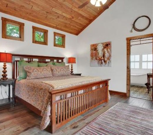 NEW Luxury One Block to Main St with Hot tub and Fire pit