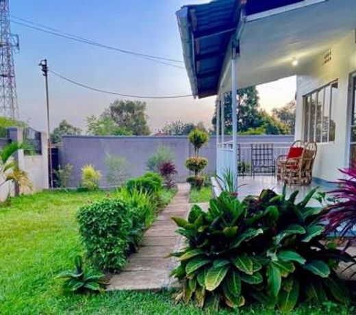 Cozy 5 Bedroom Town House-Makerere University.
