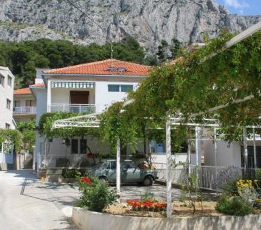 Apartments with a parking space Omis - 2745