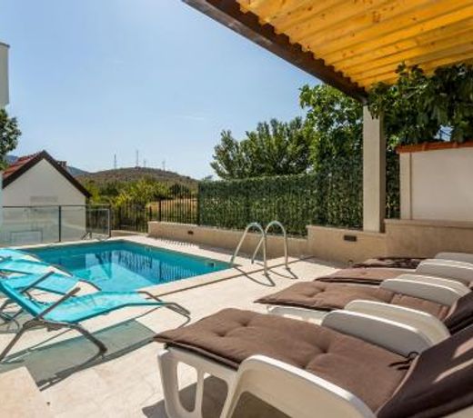 House Luce with pool