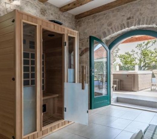 Stone house Dario with Finnish sauna and an outdoor hot tub
