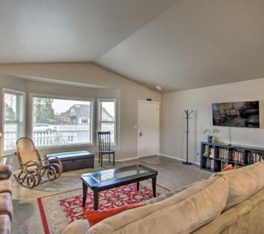 Quiet Sequim Home - Walk to Dining and Festivals!