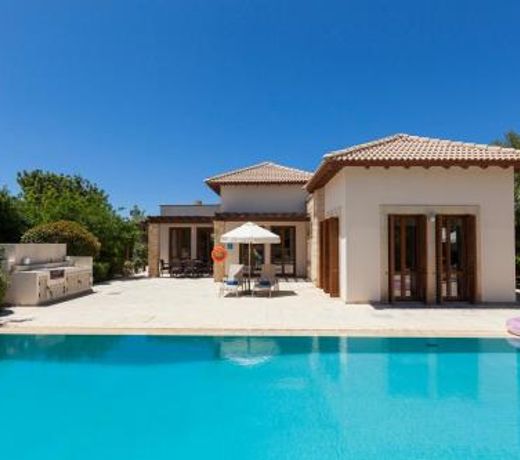 Kouklia Villa Sleeps 6 with Pool and Air Con