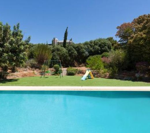 Kouklia Villa Sleeps 6 with Pool and Air Con