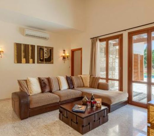 Kouklia Villa Sleeps 6 with Pool and Air Con