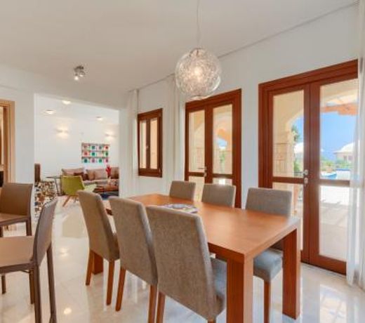 Villa in Kouklia Sleeps 4 includes Swimming pool and Air Con 7